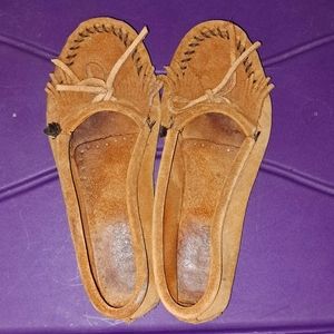 Minnetonka Moccasins Size 8.5 Brown